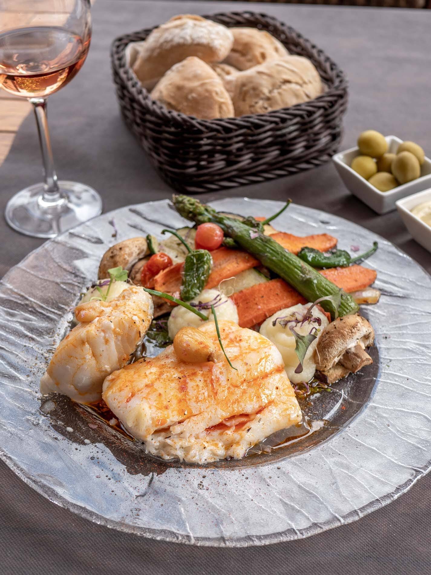 Bacalao al horno de leña con verduras asadas y alioli gratinado