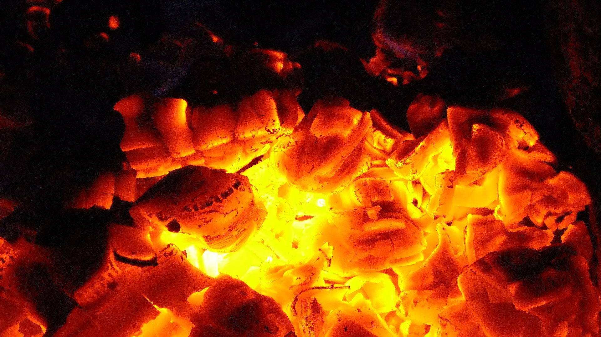 Brasa de carbón encendida