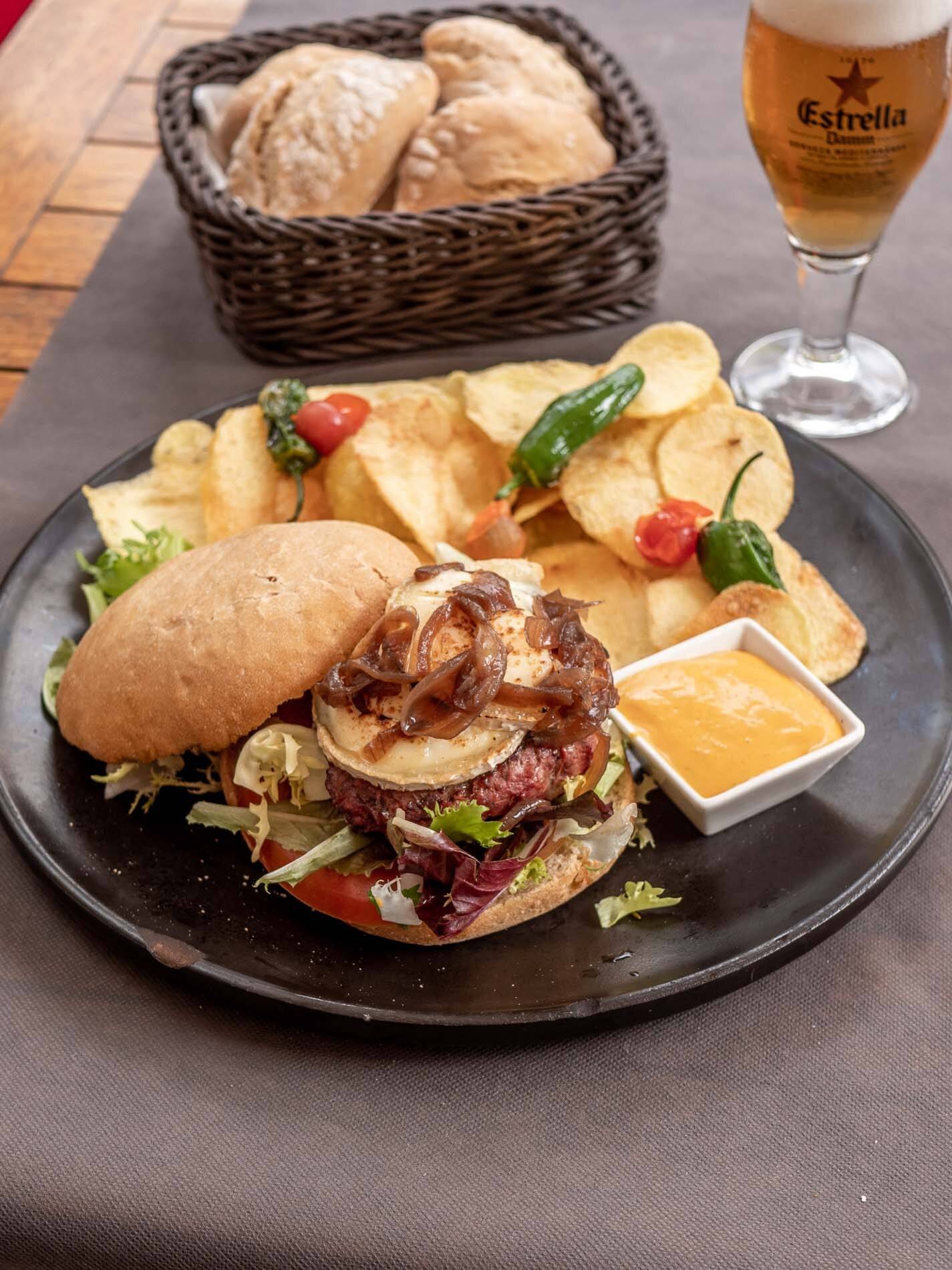 Hamburguesa de ternera con pan casero y queso de cabra
