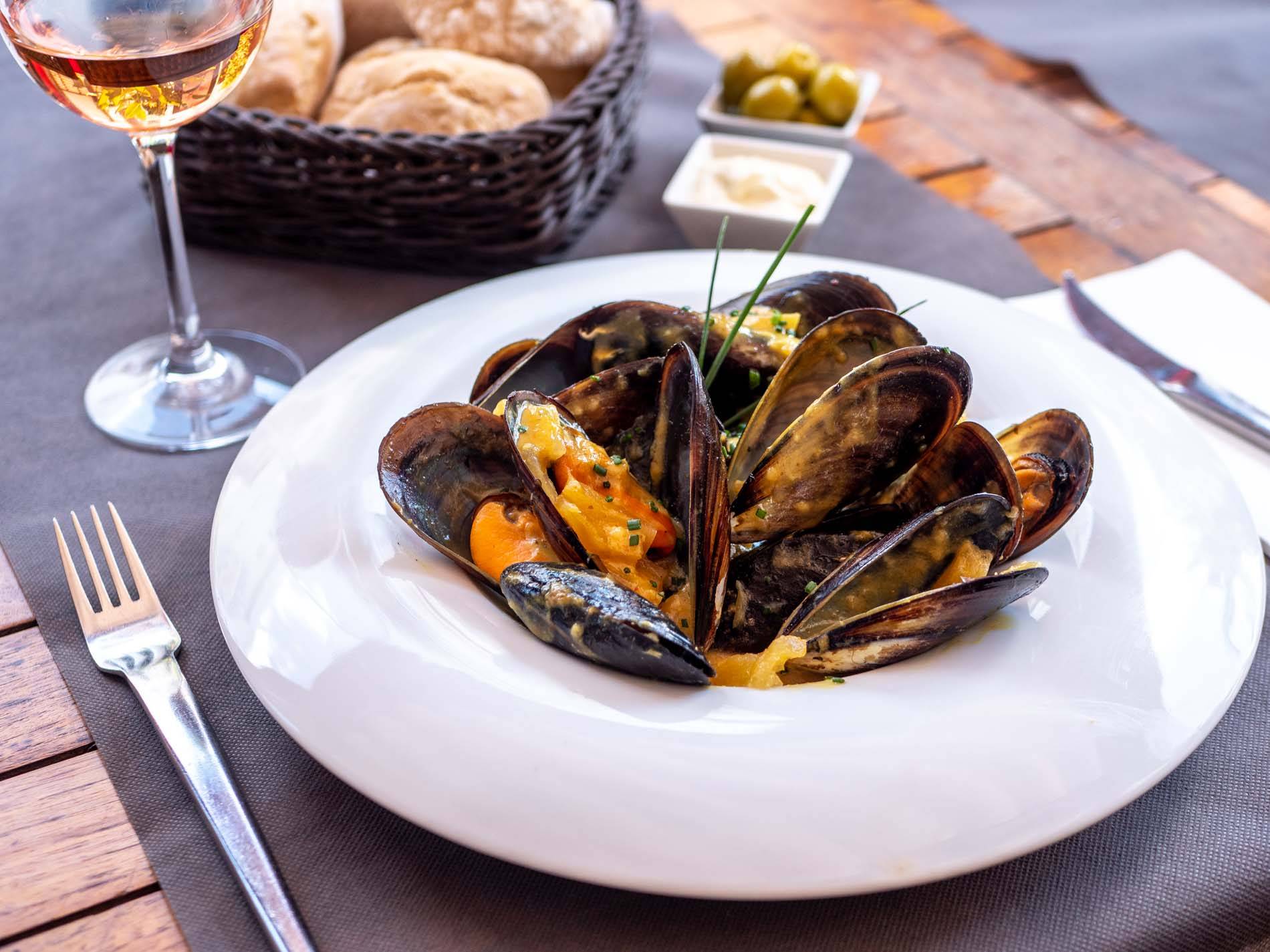 Mejillones al curry con piña caramelizada