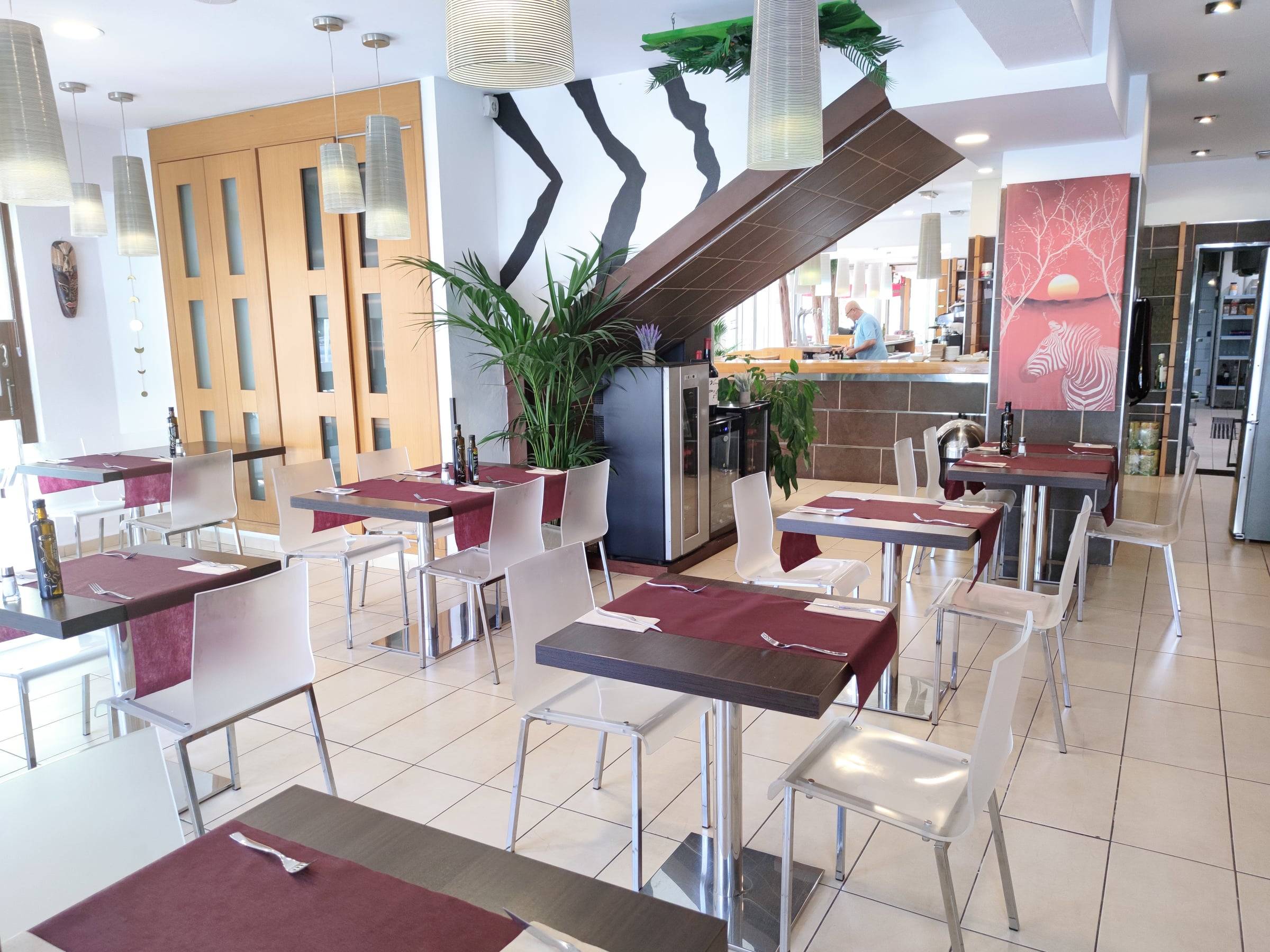 Salón de Zebra con las mesas montadas, listo para comidas de grupo